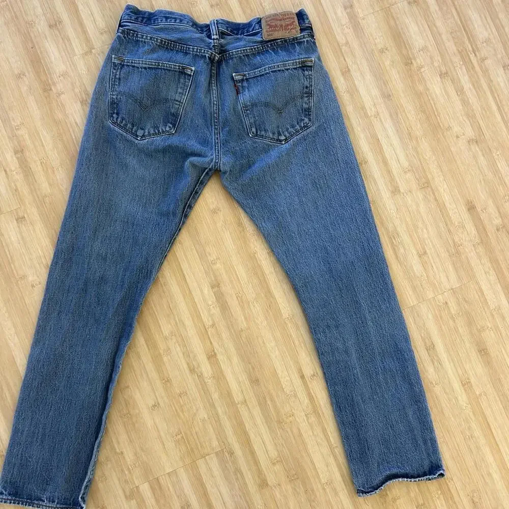Levi’s 501 Jeans Men’s 32x32 Straight Leg Blue Denim Small Stain Tiny Hole